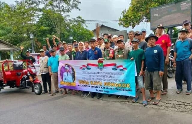 Pemerintah Desa Kayu Bongkok Kerahkan Warga Gotong Royong Bersihkan Saluran Air