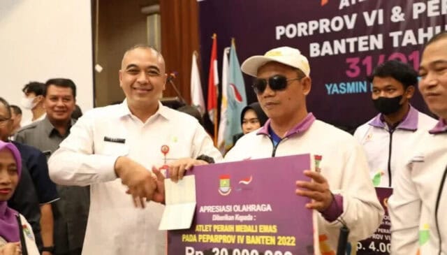 Bupati Tangerang Berikan Bonus ke Atlet Dan Pelatih Porprov