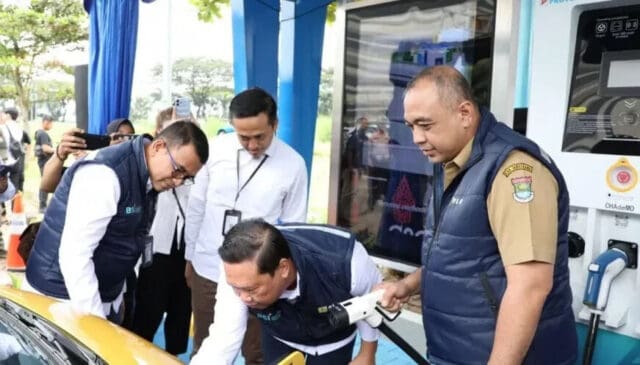 Ahmed Zaki Iskandar Resmikan Stasiun Pengisian Kendaraan Listrik di Mall Ciputra