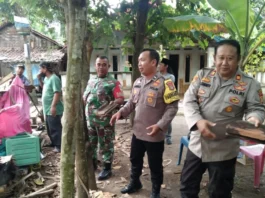 Gotong Royong, TNI-Polri dan Warga Perbaiki Rumah Roboh di Pakuhaji