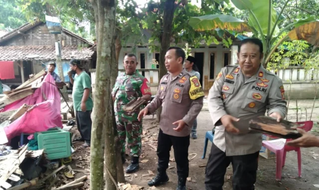Gotong Royong, TNI-Polri dan Warga Perbaiki Rumah Roboh di Pakuhaji