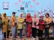 Sambangi KWT Mawar Berseri, Chairany Savitri Serahkan Bantuan Bibit TOGA