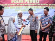 Kapolres Simbolis Serahkan Kunci Rumah 2 Ustad di Tangerang Usai Dibedah