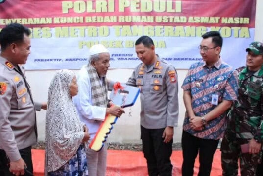 Kapolres Simbolis Serahkan Kunci Rumah 2 Ustad di Tangerang Usai Dibedah Kapolres Simbolis Serahkan Kunci Rumah 2 Ustad di Tangerang Usai Dibedah