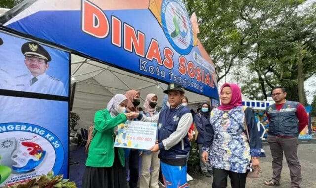 Dinsos Salurkan Biaya Pendidikan Perguruan Tinggi Pada 55 Mahasiswa Kota Tangerang