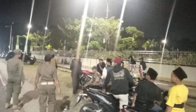 Satpol PP Bubarkan Kerumunan Remaja Yang Mengganggu Pengguna Jalan