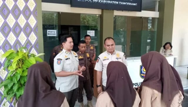 Bolos dari Sekolah, Satpol PP Kabupaten Tangerang Amankan Pelajar yang Asyik Nongkrong