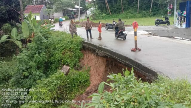 Hujan Deras Menyebabkan Longsor Di Jalan Baros Sindang Mandi KM 800 Kampung Baros
