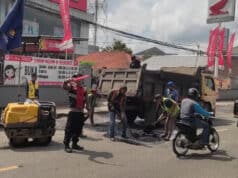 Perbaikan Jalan Raya Serang-Pandeglang, Petugas Polsek Baros Melaksanakan Giat Pengaturan Lalu Lintas