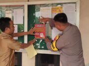 Anggota Bhabinkamtibmas Polsek Baros Polresta Serang Kota Pasang Stiker 110 Di Kantor Desa Cisalam Dan Kantor Desa Curug Agung