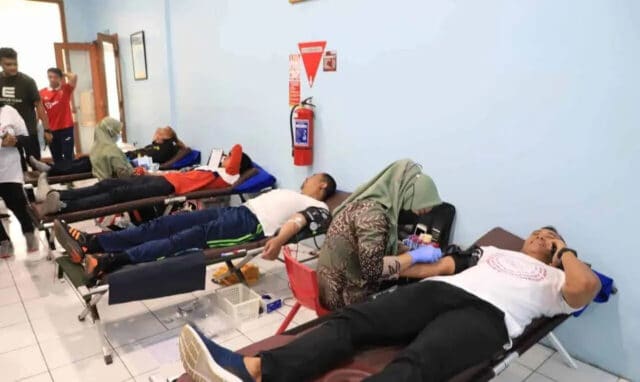 Peduli Sesama, Pegawai Perumdam TKR Donorkan Darah