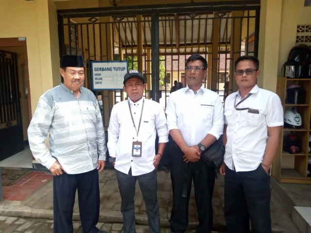 Tim Advokat Basuki Law Firm, saat membantu Tenaga Honor SMAN 1 Malingping.