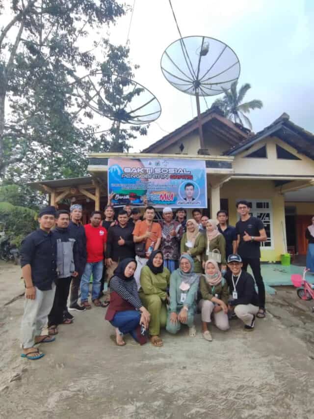 Komunitas Bantaran Sungai Tegallumbu (KBST) saat menggelar baksos. Komunitas Bantaran Sungai Tegallumbu (KBST) saat menggelar baksos.