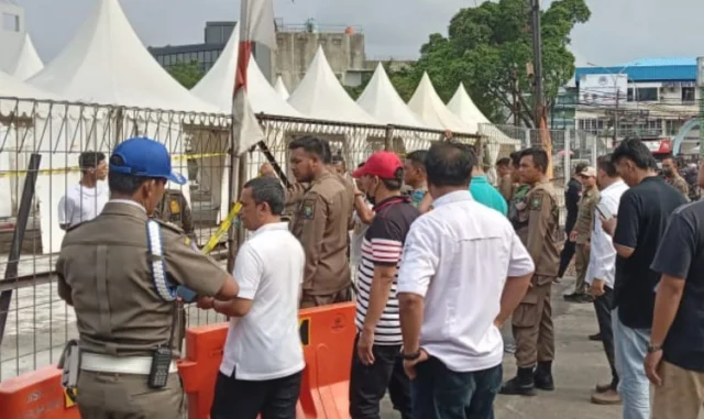Tegas! Satpol PP Kota Tangerang Segel Taman Jajan Pasar Lama Tak Berizin