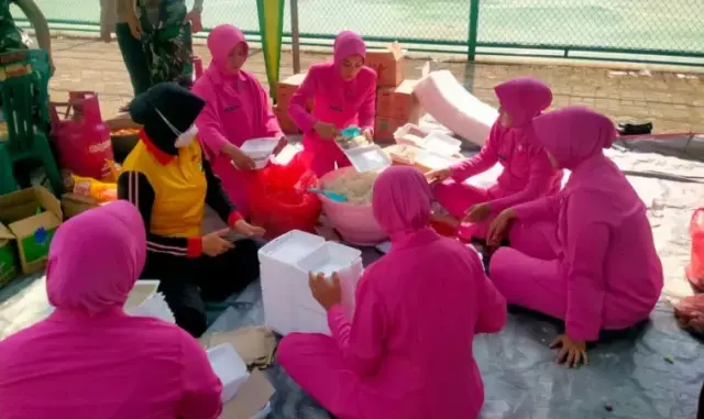 Para Istri Polisi dan Polwan Masak untuk Ratusan Korban Banjir di Periuk Tangerang Para Istri Polisi dan Polwan Masak untuk Ratusan Korban Banjir di Periuk Tangerang