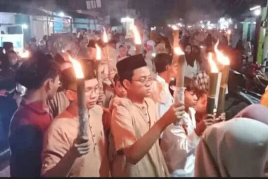 Ribuan Masyarakat Tumpah Mengikuti Pawai Obor Sambut Ramadan di Kosambi Timur Ribuan Masyarakat Tumpah Mengikuti Pawai Obor Sambut Ramadan di Kosambi Timur
