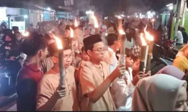 Ribuan Masyarakat Tumpah Mengikuti Pawai Obor Sambut Ramadan di Kosambi Timur