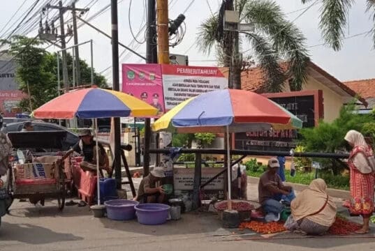 Spanduk Himbauan Yang Terbentang di Larang Berdagang: Itu Hanya Gimik Spanduk Himbauan Yang Terbentang di Larang Berdagang: Itu Hanya Gimik