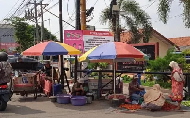 Spanduk Himbauan Yang Terbentang di Larang Berdagang: Itu Hanya Gimik