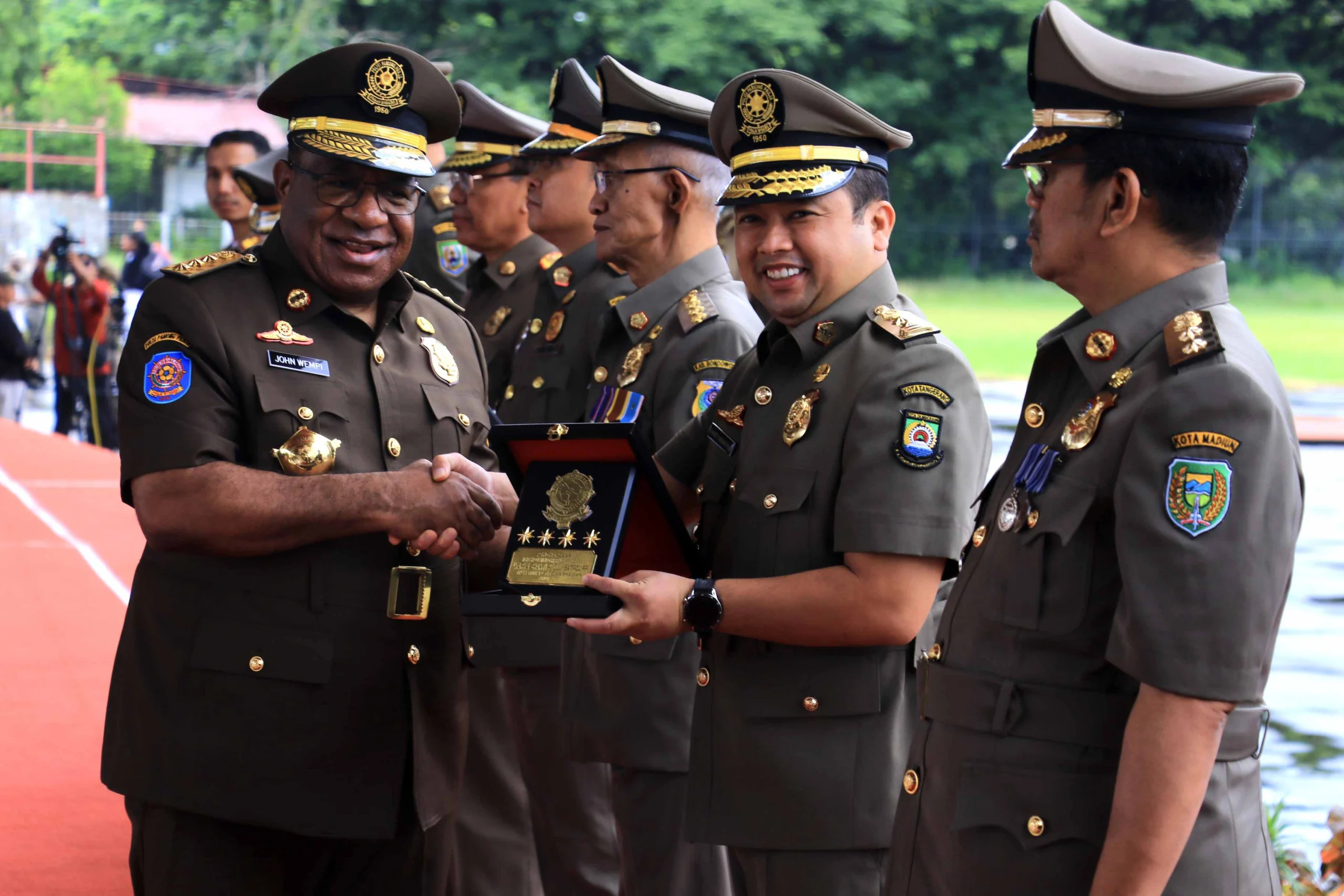 Karya Bhakti Peduli Satpol PP, Arief Terima Penghargaan dari Kemendagri