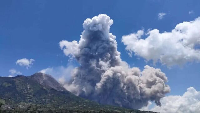 Gunung Merapi Kembali Muntahkan Awan Panas, Warga Berjarak 7 Kilometer Harus Mengungsi