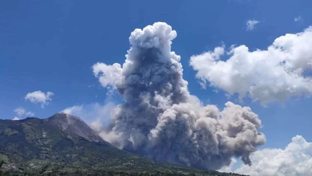 Gunung Merapi Kembali Muntahkan Awan Panas, Warga Berjarak 7 Kilometer Harus Mengungsi