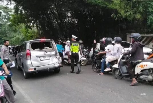 Akibat Rem Blong, Truk Tangki Tabrak Empat Mobil Dan Dua Motor Akibat Rem Blong, Truk Tangki Tabrak Empat Mobil Dan Dua Motor