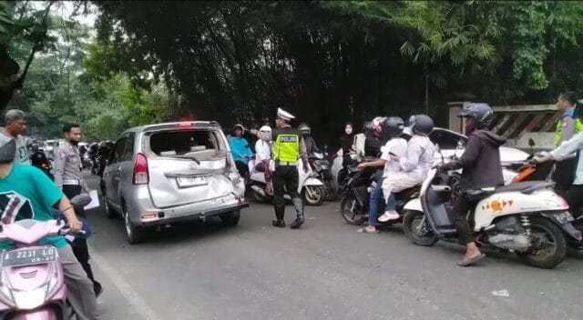 Akibat Rem Blong, Truk Tangki Tabrak Empat Mobil Dan Dua Motor