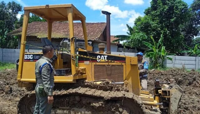 Satpol PP Kabupaten Tangerang Hentikan Pengurukan Tanah Segel 2 Alat Berat dan 10 Unit Truk