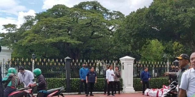 Menjelang Idul Fitri, Presiden Joko Widodo Beri Paket Sembako Untuk Driver Online