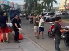 Jelang Buka puasa, Management Trenz Club' Turun Kejalan Berbagi Takjil