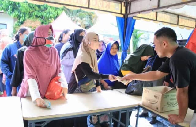 Bazar Murah di Kecamatan Neglasari Diserbu Warga, Beras 5kg Plus Minyak Goreng Dibandrol Rp56 Ribu Bazar Murah di Kecamatan Neglasari Diserbu Warga, Beras 5kg Plus Minyak Goreng Dibandrol Rp56 Ribu