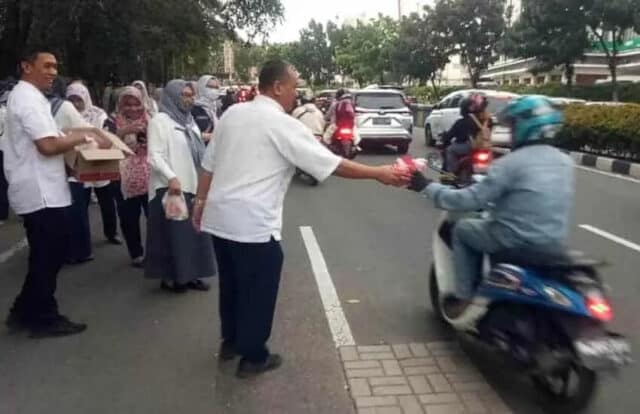 Ramadan Kareem, Disnaker Kota Tangerang Gandeng FK-PT Bagikan Ratusan Takjil