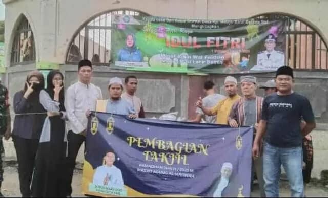 Pemdes Kampung Melayu Barat dan DKM Almarwah Gelar bagi Takjil Gratis