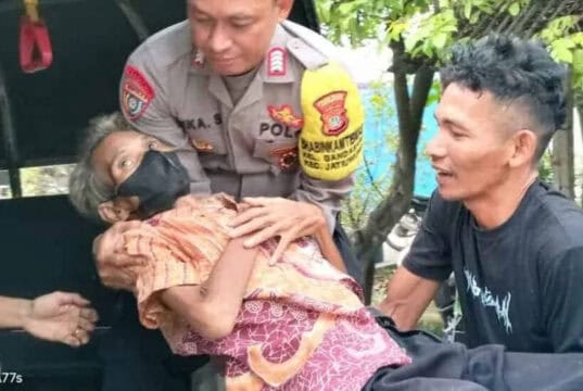 Tega! Anak Buang Orangtua di Pinggir Jalan di Tangerang, Ini Penjelasan Kapolres