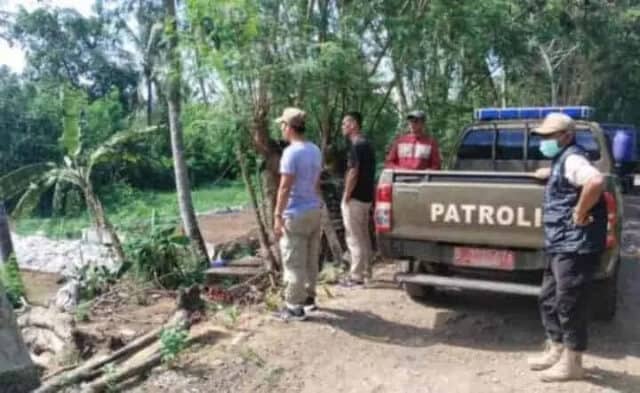 Kasie Satpol PP Kecamatan Kemiri saat sidak lokasi penumpukan kotoran Ternak, Foto, Pelitabanten.com. (dok)