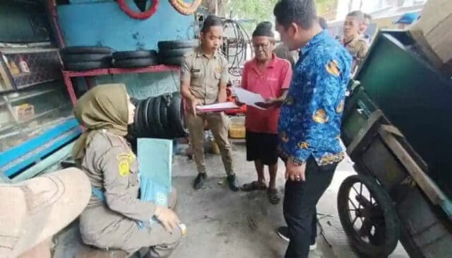 Satpol PP Kabupaten Tangerang layangakan Surat Ke Pedagang kaki lima di lokasi Stadion Mini
