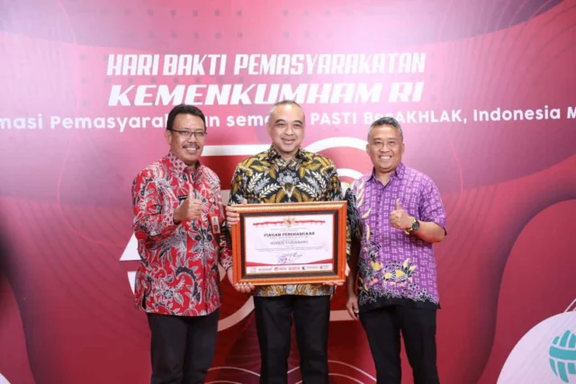 Bupati Tangerang Terima Penghargaan Dari Menteri Hukum dan HAM RI