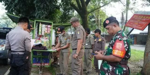 Satpol PP Jaring Puluhan PKL di Kawasan Puspemkab Tangerang