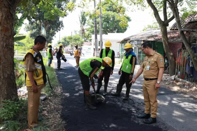 UPTD Jalan dan Jembatan Wilayah IV Lakukan Pemeliharaan Jalan di 11 Titik