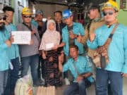 Warga Kurang Mampu Menerima Bantuan Basos Kita Dari Para Pekerja PLTU Unit 9-10 Suralaya