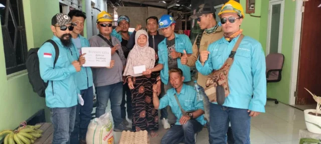 Warga Kurang Mampu Menerima Bantuan Basos Kita Dari Para Pekerja PLTU Unit 9-10 Suralaya