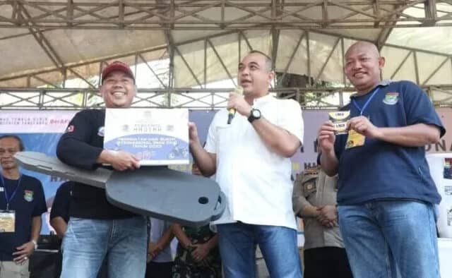Buruh Senang Dapat Door Prize Motor dari Bupati Tangerang