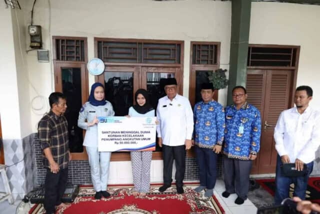 Benyamin Serahkan Santunan Kematian dari Jasa Raharja ke Korban Kecelakaan Bus di Tegal