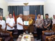 Bantu Tangani Korban Kecelakaan Guci, Wali Kota Benyamin Beri Penghargaan ke Pemkab Tegal