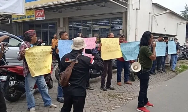 Waduh! Puluhan Warga Demo Kantor Desa Lebak Wangi Sepatan Timur, Minta Kades Diperiksa