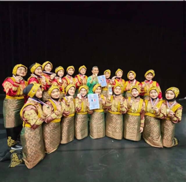 SMA Islam Al Azhar Raih Prestasi Juara 1 Tari Ratoh Jaroe di Paris