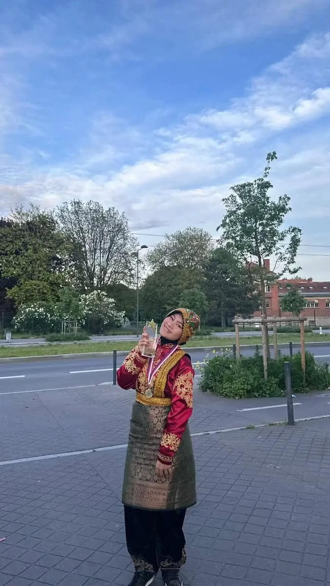 Gustifa Amelya ikut delegasi SMA Al Azhar raih Juara 1 lomba Tari Ratoh Jaroe di Paris, Francis.