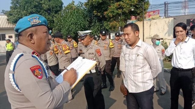 Provos Laksanakan Absen Pagi Kepada Anggota Polsek Pasar Kemis Sebelum Melaksanakan Apel Pagi, Foto. (Istimewa)