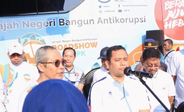 Bus KPK Mampir di Tugu Adipura Kota Tangerang, Ini Penjelasan Wakil Ketua KPK dan Wali Kota